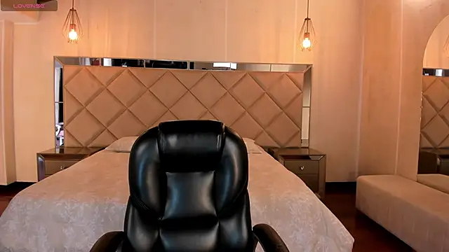 Snapshot of TiffannySins chatting on February 28, 2026, 6:53 pm TiffannySins online show from February 28, 2026, 6:53 pm