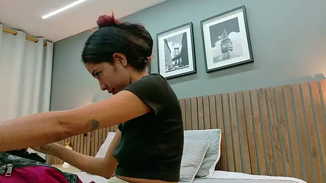 luna roja25 online show from November 20, 2025, 1:44 pm