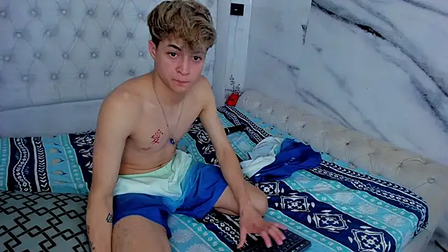 Ari and Storm online show from September 19, 2025, 1:40 am