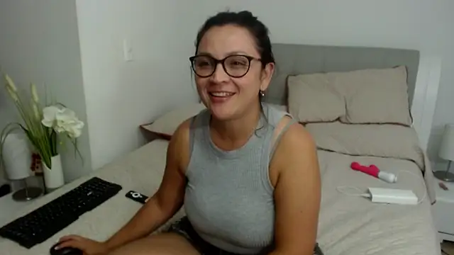 sophie lopez1 online show from December 19, 2025, 3:46 am