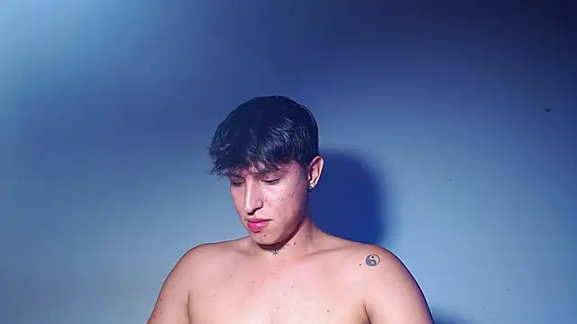 rowanbigboy23 online show from April 21, 2026, 7:14 am