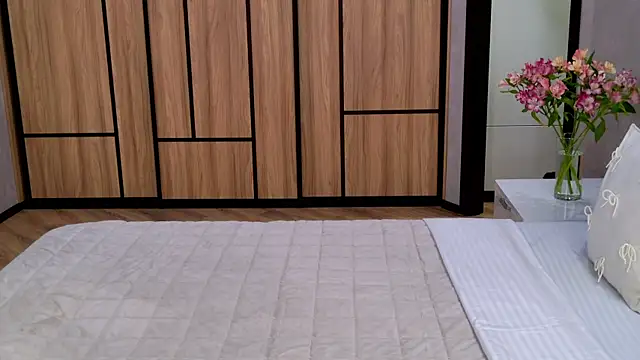 AmadaReine online show from April 13, 2026, 4:07 am