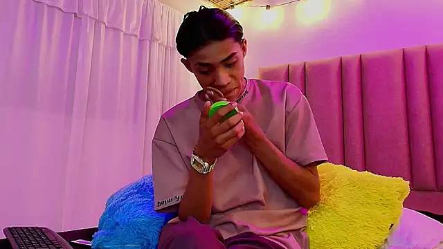 camilo nom online show from October 24, 2025, 4:09 am