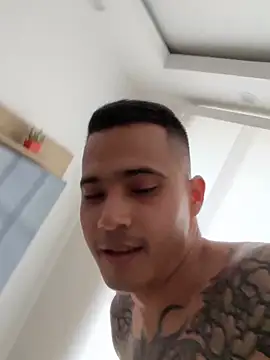 Snapshot of AndrewGmz chatting on October 10, 2025, 6:18 pm AndrewGmz online show from October 10, 2025, 6:18 pm