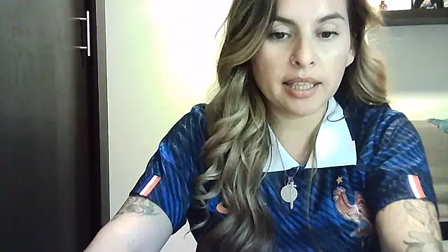Snapshot of Valery__Rouse_ chatting on June 17, 2026, 12:02 am Valery Rouse online show from June 17, 2026, 12:02 am