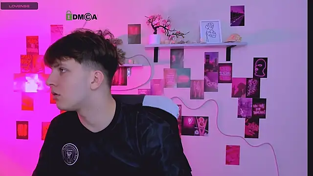 travis wolf  online show from April 15, 2026, 8:54 am