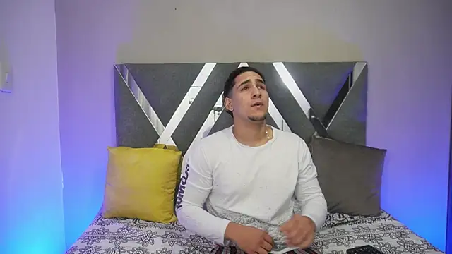 massimo vidal  online show from October 3, 2025, 3:58 am