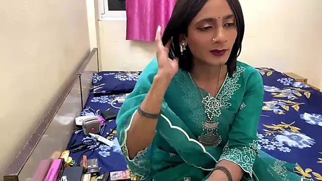 Snapshot of LuvLayla chatting on October 9, 2025, 4:38 pm LuvLayla online show from October 9, 2025, 4:38 pm