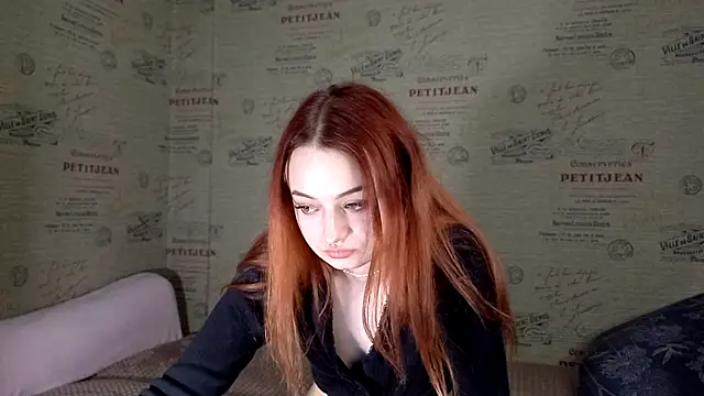 Snapshot of emi_less chatting on October 26, 2025, 3:29 pm emi less online show from October 26, 2025, 3:29 pm