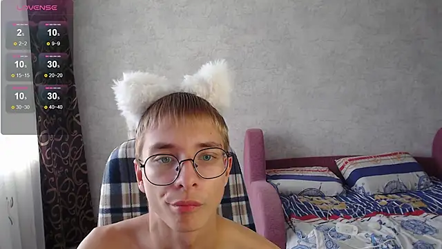 glasses cat online show from September 10, 2025, 5:40 am
