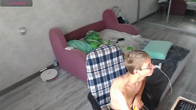 glasses cat online show from September 14, 2025, 2:49 pm