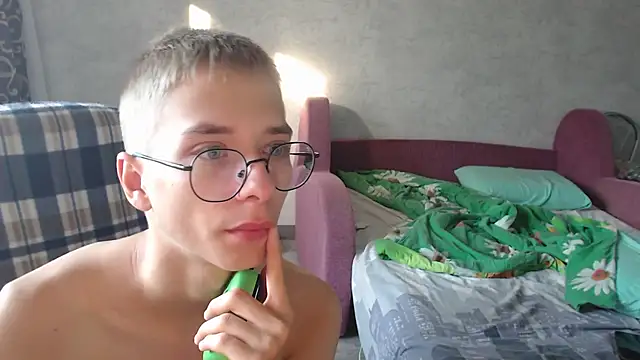 glasses cat online show from September 22, 2025, 5:53 am