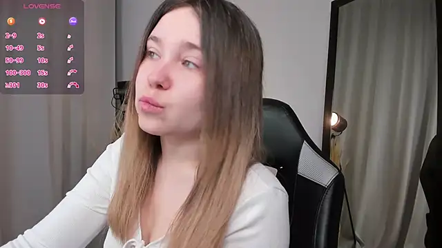 Snapshot of Lina_Glow chatting on February 8, 2026, 6:39 am Lina Glow online show from February 8, 2026, 6:39 am