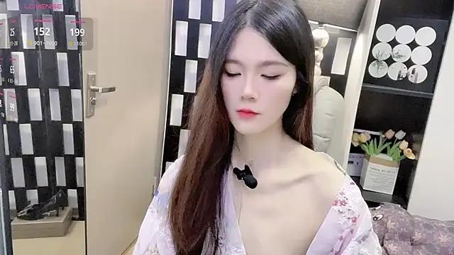 Yueyue-MM online show from November 29, 2025, 2:14 am