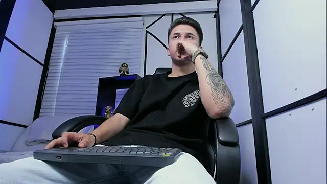 liaamsmiith  online show from September 10, 2025, 2:50 pm