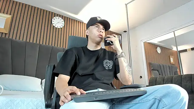 liaamsmiith  online show from October 2, 2025, 12:23 pm