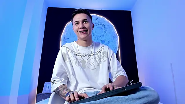 liaamsmiith  online show from October 28, 2025, 12:09 pm