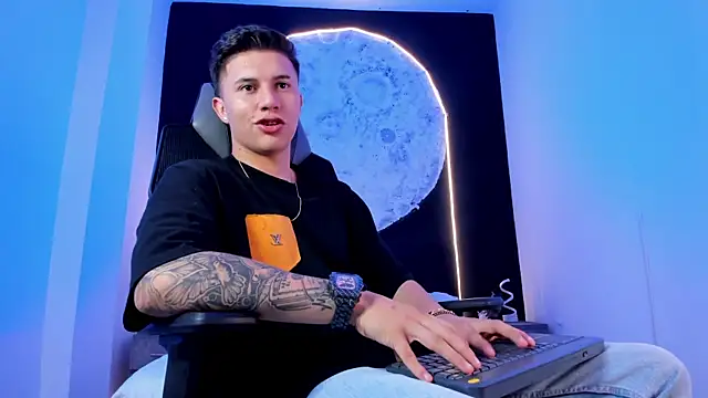 liaamsmiith  online show from October 29, 2025, 12:40 pm