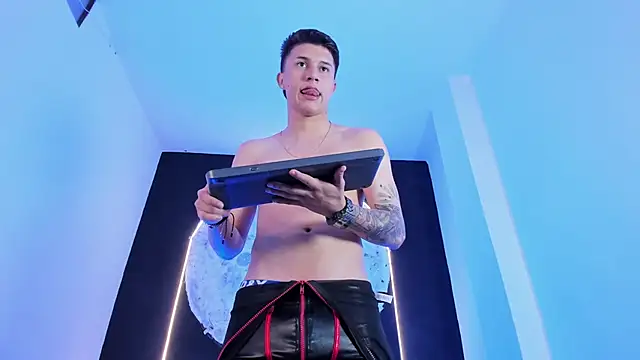 liaamsmiith  online show from October 31, 2025, 12:50 pm