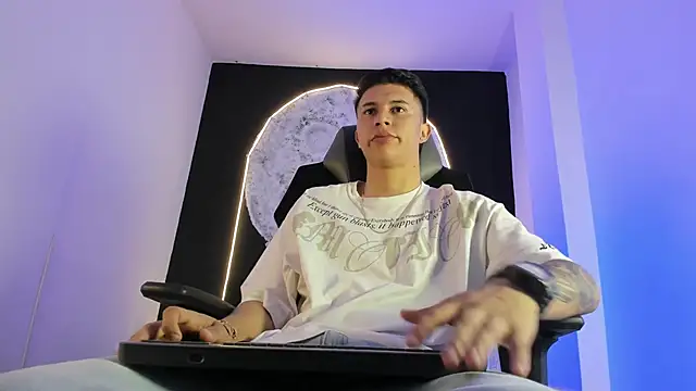 liaamsmiith  online show from November 3, 2025, 12:28 pm