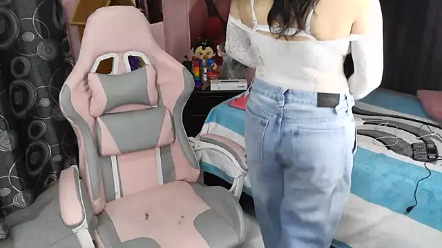 Snapshot of Zulema_R1 chatting on April 16, 2026, 10:45 pm Zulema R1 online show from April 16, 2026, 10:45 pm