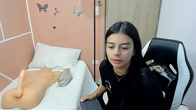 valerihouse online show from March 17, 2025, 11:21 pm