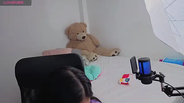 valerihouse online show from April 17, 2026, 1:30 am