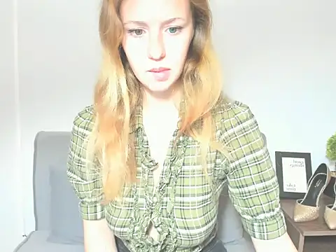 LyraHotty online show from October 18, 2025, 4:26 am