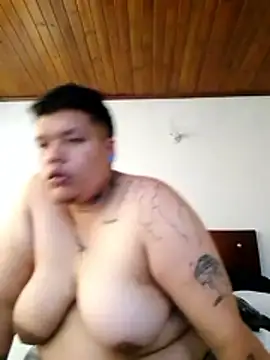 Snapshot of Yulian_bigclit7 chatting on December 15, 2025, 10:25 pm Yulian bigclit7 online show from December 15, 2025, 10:25 pm