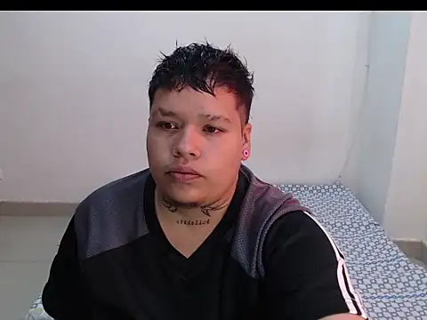 Snapshot of Yulian_bigclit7 chatting on December 18, 2025, 4:02 pm Yulian bigclit7 online show from December 18, 2025, 4:02 pm