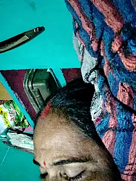 Pooja750 online show from November 3, 2025, 4:41 pm