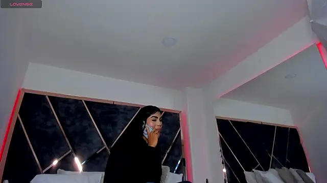 SusanaHenao online show from December 18, 2025, 5:08 pm