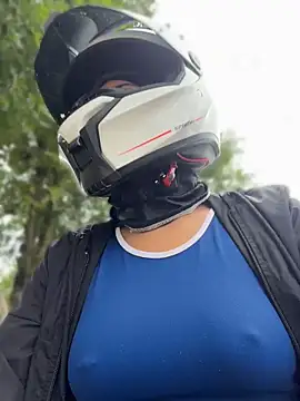 AlannaEvons online show from April 17, 2026, 7:28 pm