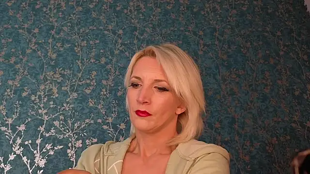 Snapshot of SereneXX chatting on October 11, 2025, 6:01 am SereneXX online show from October 11, 2025, 6:01 am