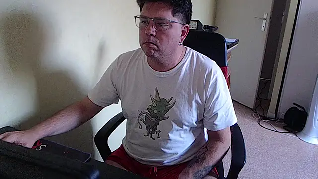 blueandwhite1 online show from November 4, 2025, 3:33 pm