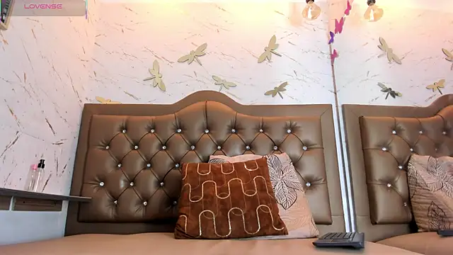 Zoe-Johnson  online show from September 12, 2025, 9:37 pm