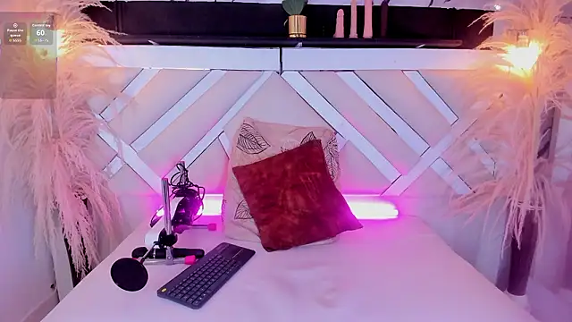 Zoe-Johnson  online show from March 12, 2026, 9:43 pm