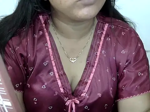 Snapshot of Mon-Luv chatting on April 10, 2026, 11:37 am Mon-Luv online show from April 10, 2026, 11:37 am
