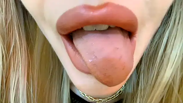 Snapshot of Politeeliza chatting on May 4, 2026, 11:34 pm Politeeliza online show from May 4, 2026, 11:34 pm