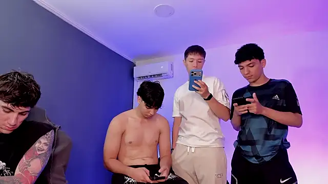 Handsomeboyss19 online show from June 26, 2026, 1:04 pm