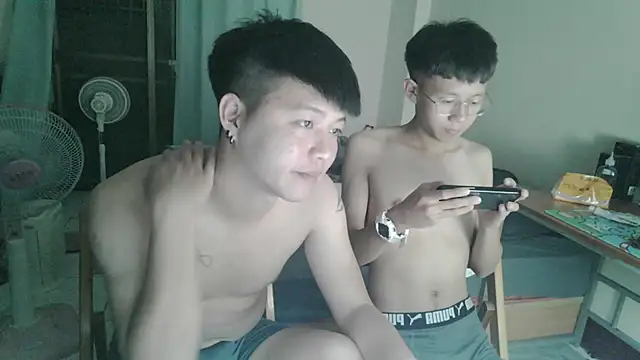 zhu000000 online show from April 17, 2026, 2:42 pm