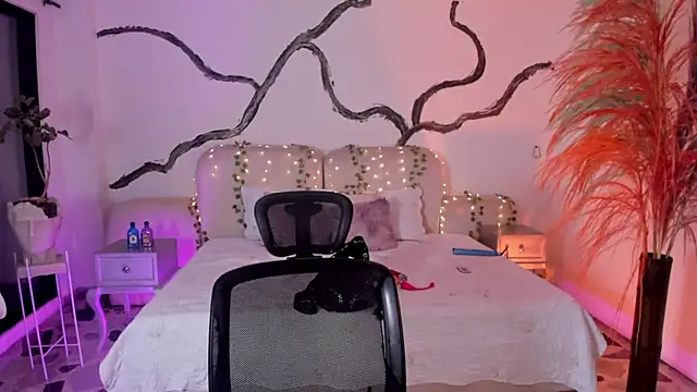 SarahCastro1  online show from September 29, 2025, 4:28 am