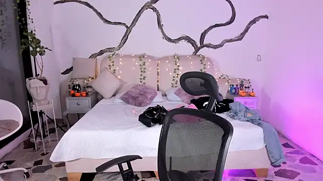 SarahCastro1  online show from October 24, 2025, 5:26 am