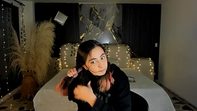 SarahCastro1  online show from January 7, 2026, 4:37 am