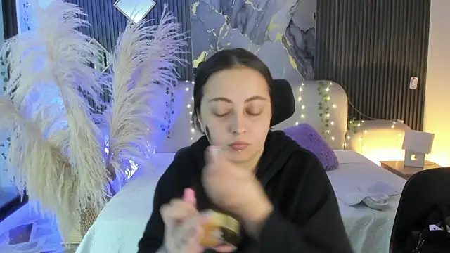 SarahCastro1  online show from February 16, 2026, 3:57 am