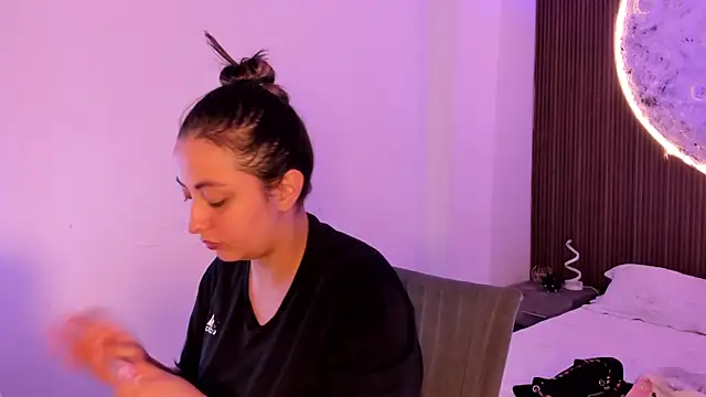 Snapshot of SarahCastro1_ chatting on June 17, 2026, 12:24 am SarahCastro1 online show from June 17, 2026, 12:24 am