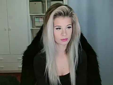 KristineGlow online show from November 21, 2025, 7:07 am