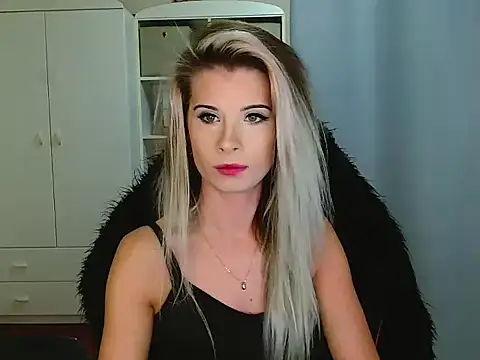 KristineGlow online show from November 28, 2025, 7:11 am