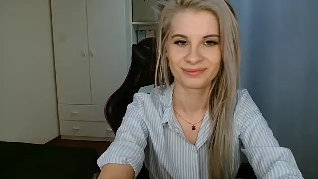 Snapshot of KristineGlow chatting on May 27, 2026, 6:27 pm KristineGlow online show from May 27, 2026, 6:27 pm