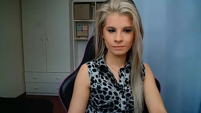 Snapshot of KristineGlow chatting on June 1, 2026, 6:15 am KristineGlow online show from June 1, 2026, 6:15 am